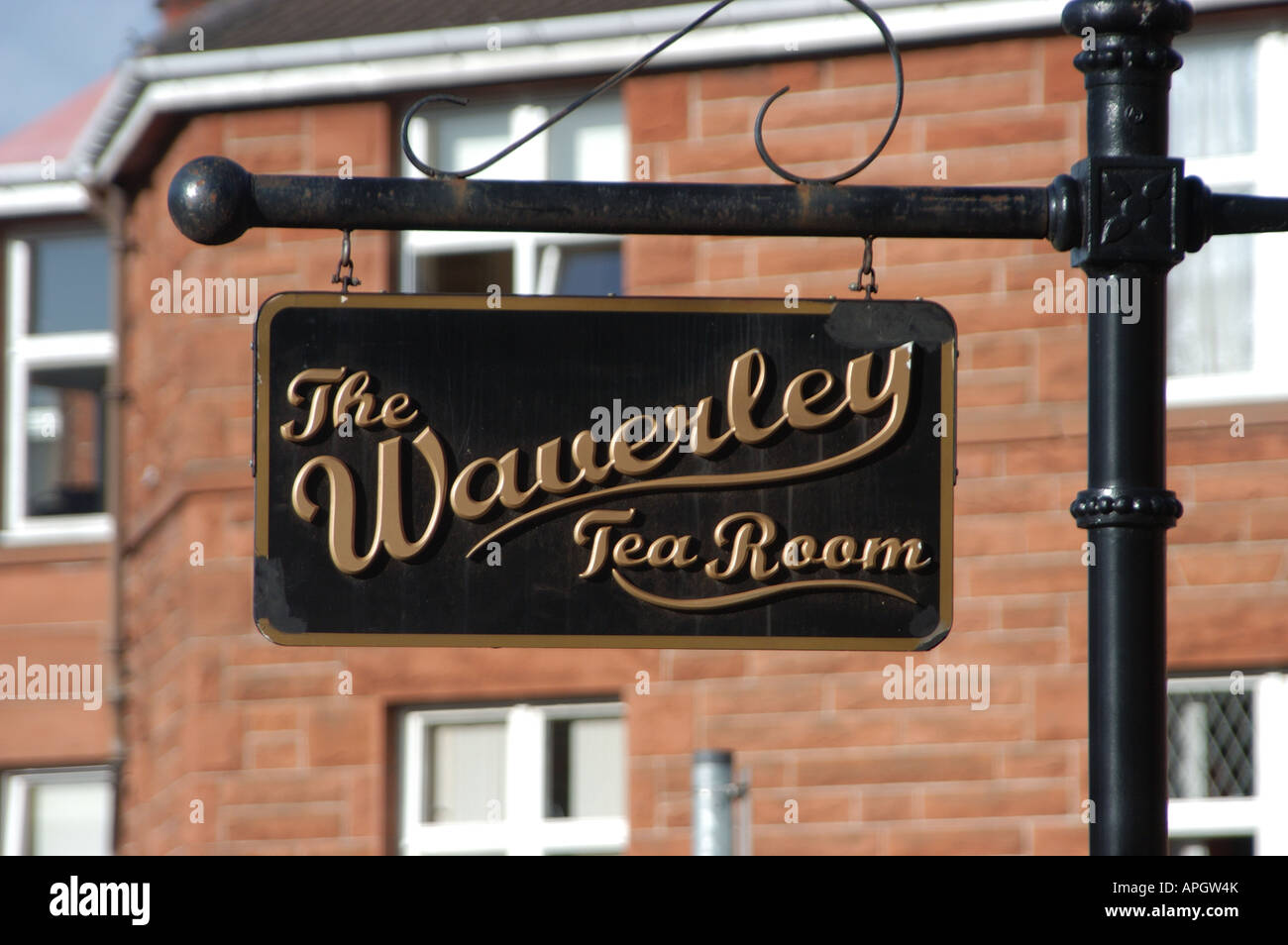 Le salon de thé de Waverley signe devant de grès rouge dans Shawlands, Glasgow, Ecosse Banque D'Images