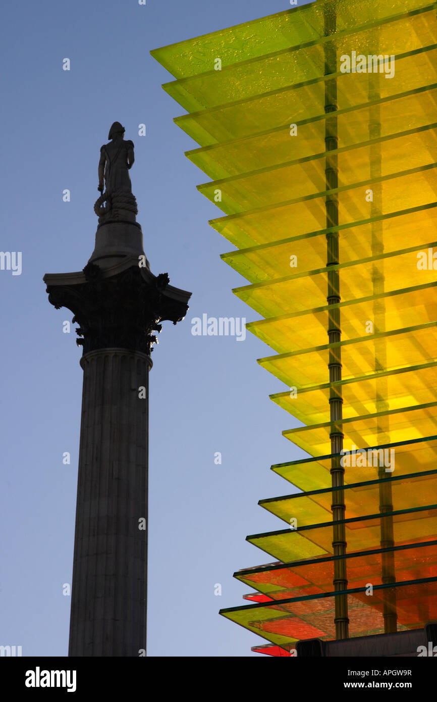 La colonne Nelson et la sculpture moderne à Trafalgar Square 4 Banque D'Images