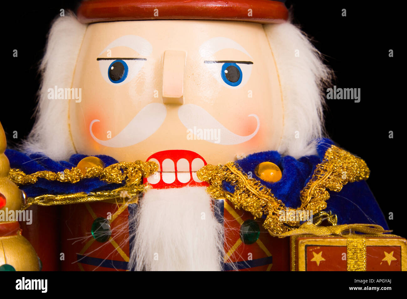 Un ornement de Noël traditionnels Casse-noisette isolated on black Banque D'Images