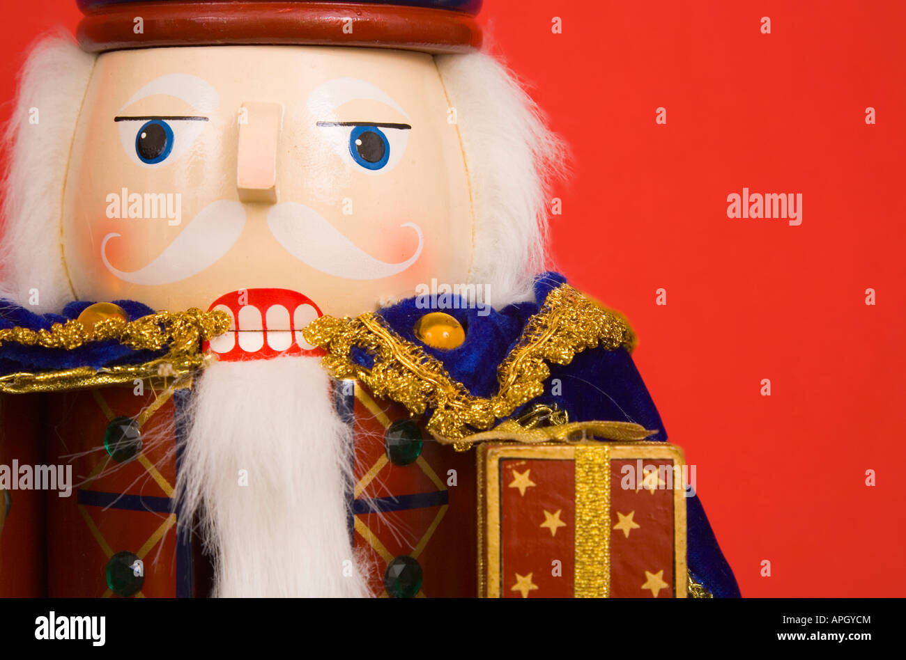 Un casse-noix de Noël traditionnel rouge isolé sur l'ornement Banque D'Images