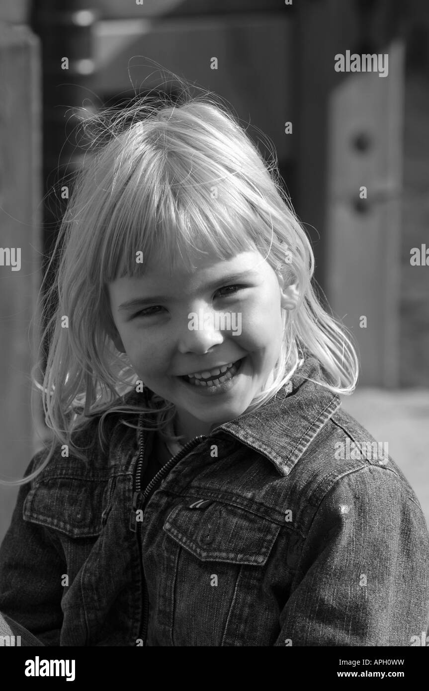 Portrait du jeune enfant rire sourire ouvert fille noir blanc noir blanc doux Banque D'Images