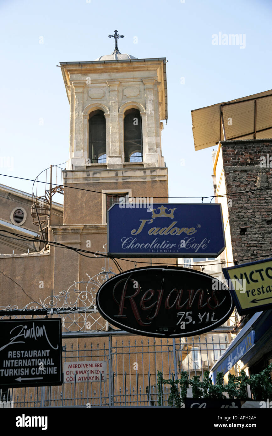 L'Église grecque orthodoxe de la rue Istiklal avec de la publicité pour des restaurants de jeter son entrée, Beyoglu, Istanbul, Turquie Banque D'Images