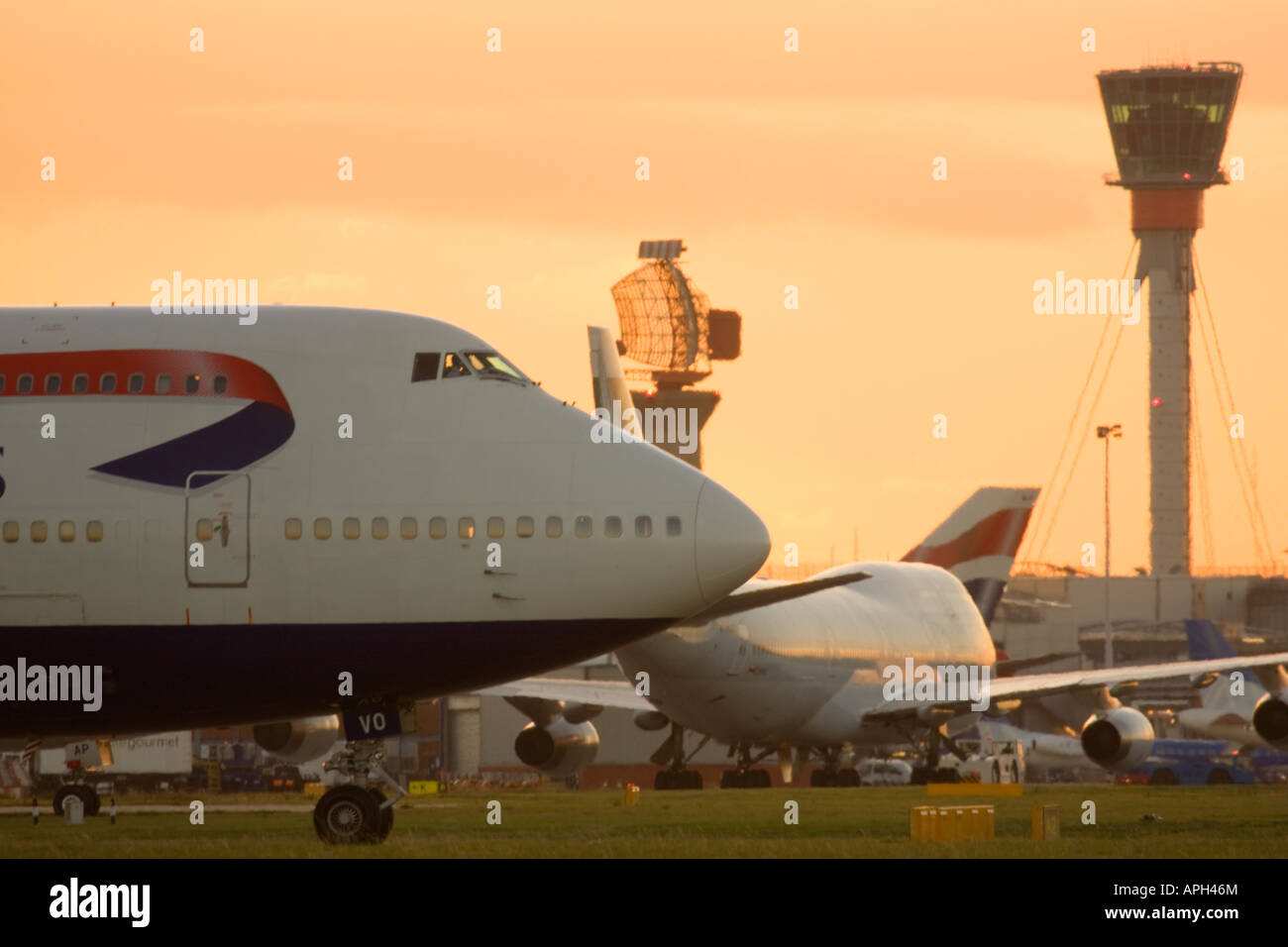 Des avions et des nouvelles tour de contrôle de la circulation aérienne à l'aéroport Heathrow de Londres Angleterre Royaume-uni Banque D'Images