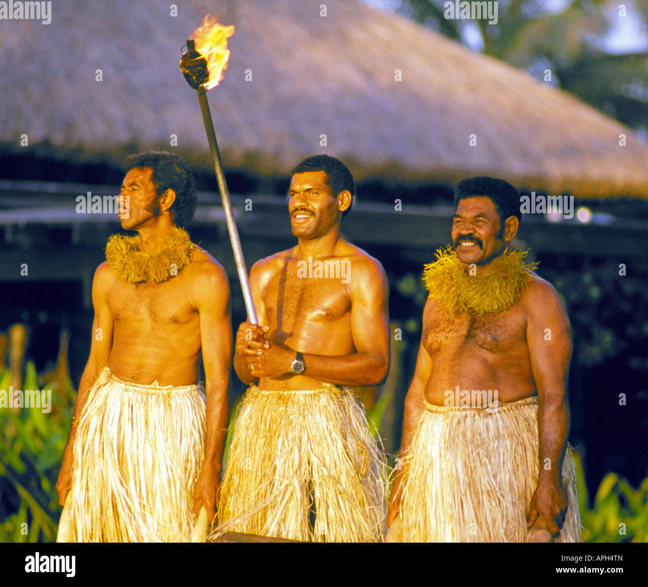 Danseurs fidjien célébrer la fin de la journée par une cérémonie à la plage sur l'île de Vanua Levu Fidji Banque D'Images