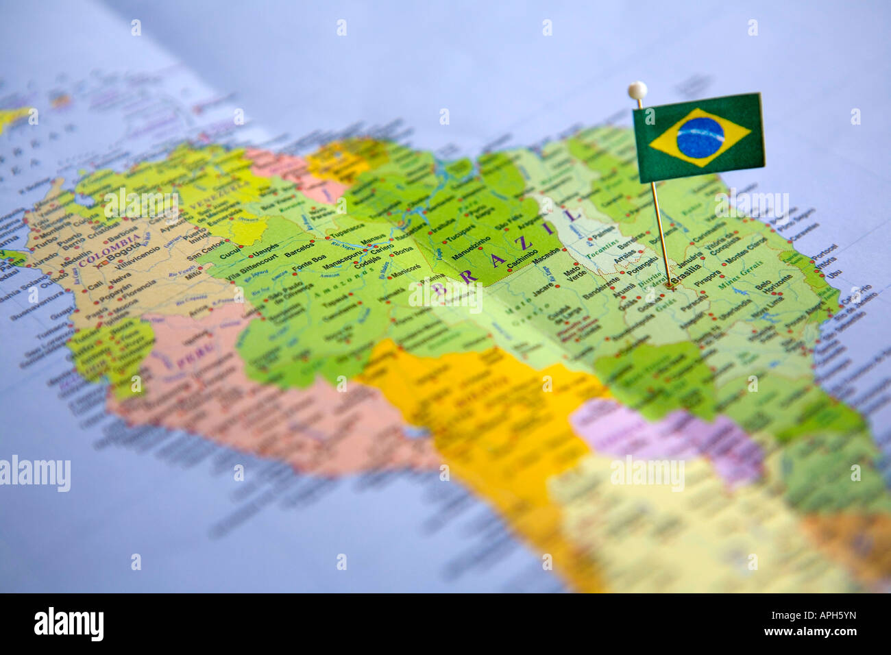 L Axe Du Drapeau Place Sur La Carte Du Monde Dans La Capitale Du Bresil Brasilia Photo Stock Alamy