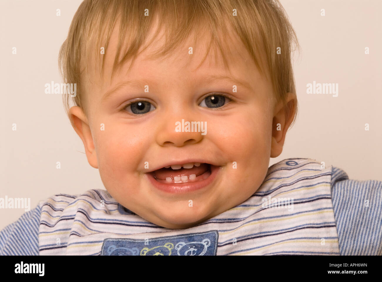 Bebe Garcon 11 Mois Smiling Montrant Les Nouvelles Dents Photo Stock Alamy