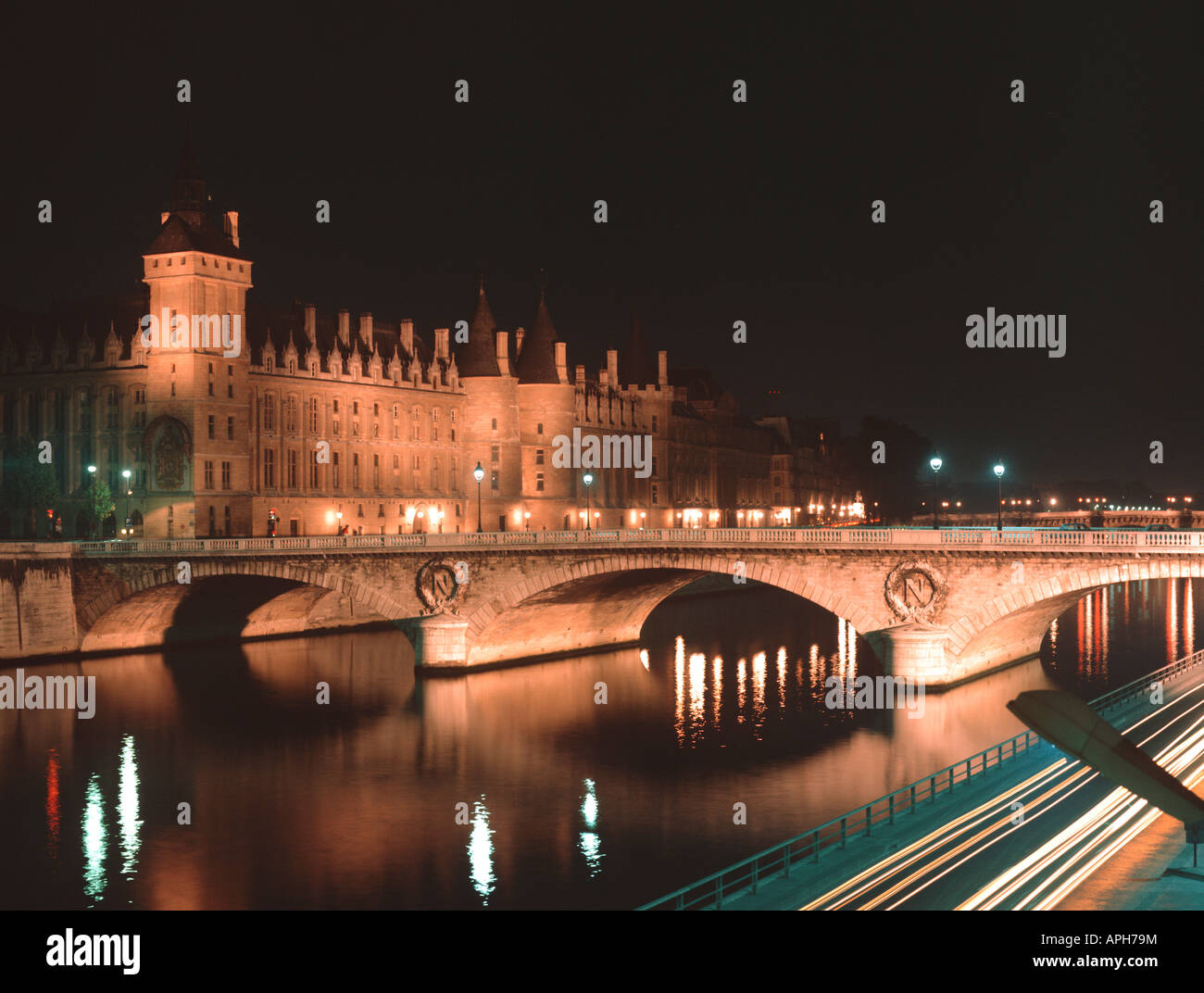 EU FR France Ile de France Paris 1 ème arrondissement Pont au Change de l'autre côté de la Seine et de la Conciergerie dans la nuit Banque D'Images EU FR France Ile de France Paris 1 ème arrondissement Pont au Change de l'autre côté de la Seine et de la Conciergerie dans la nuit Banque D'Images