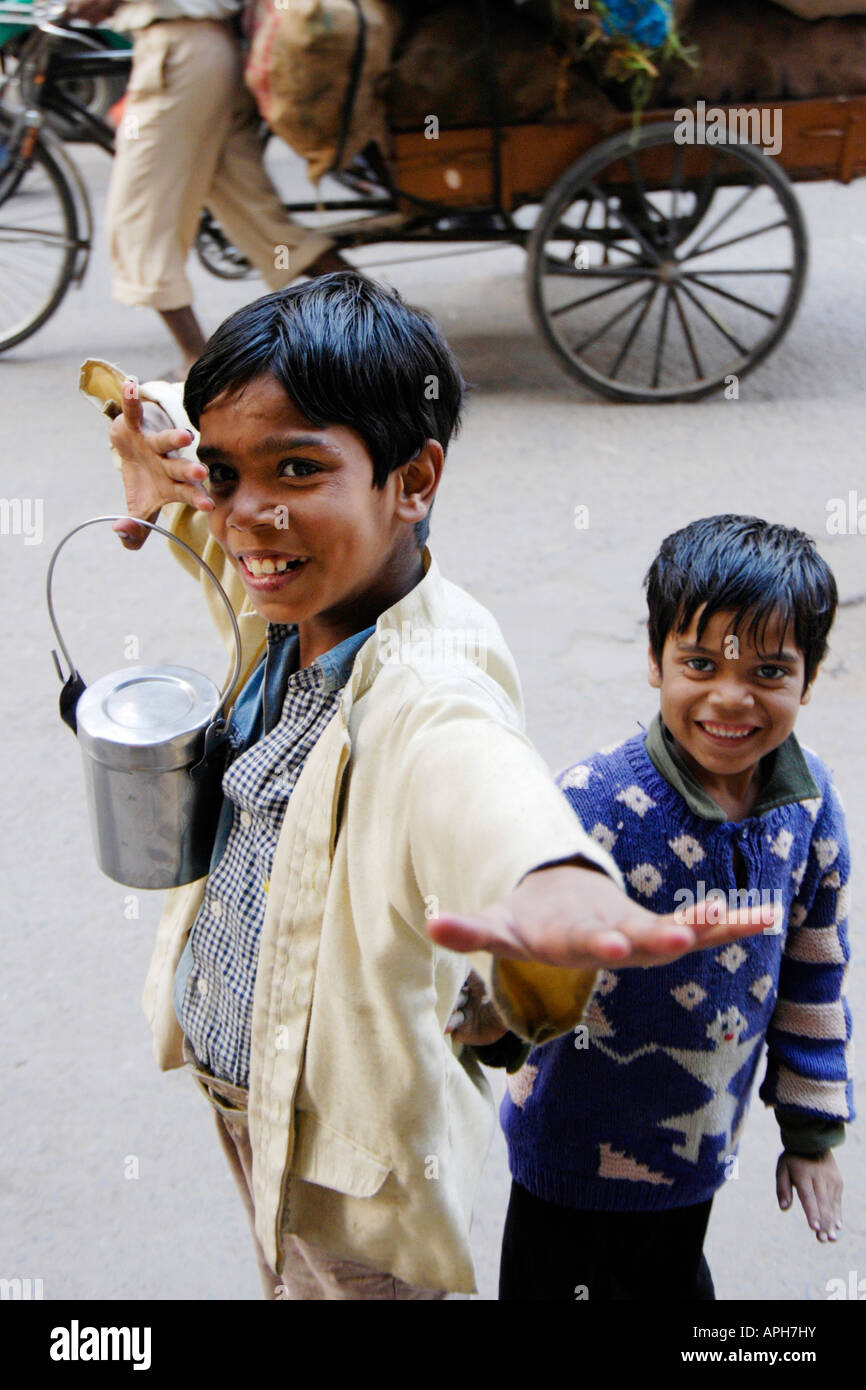 Les jeunes enfants qui mendient dans la Rue New Delhi, Inde Banque D'Images