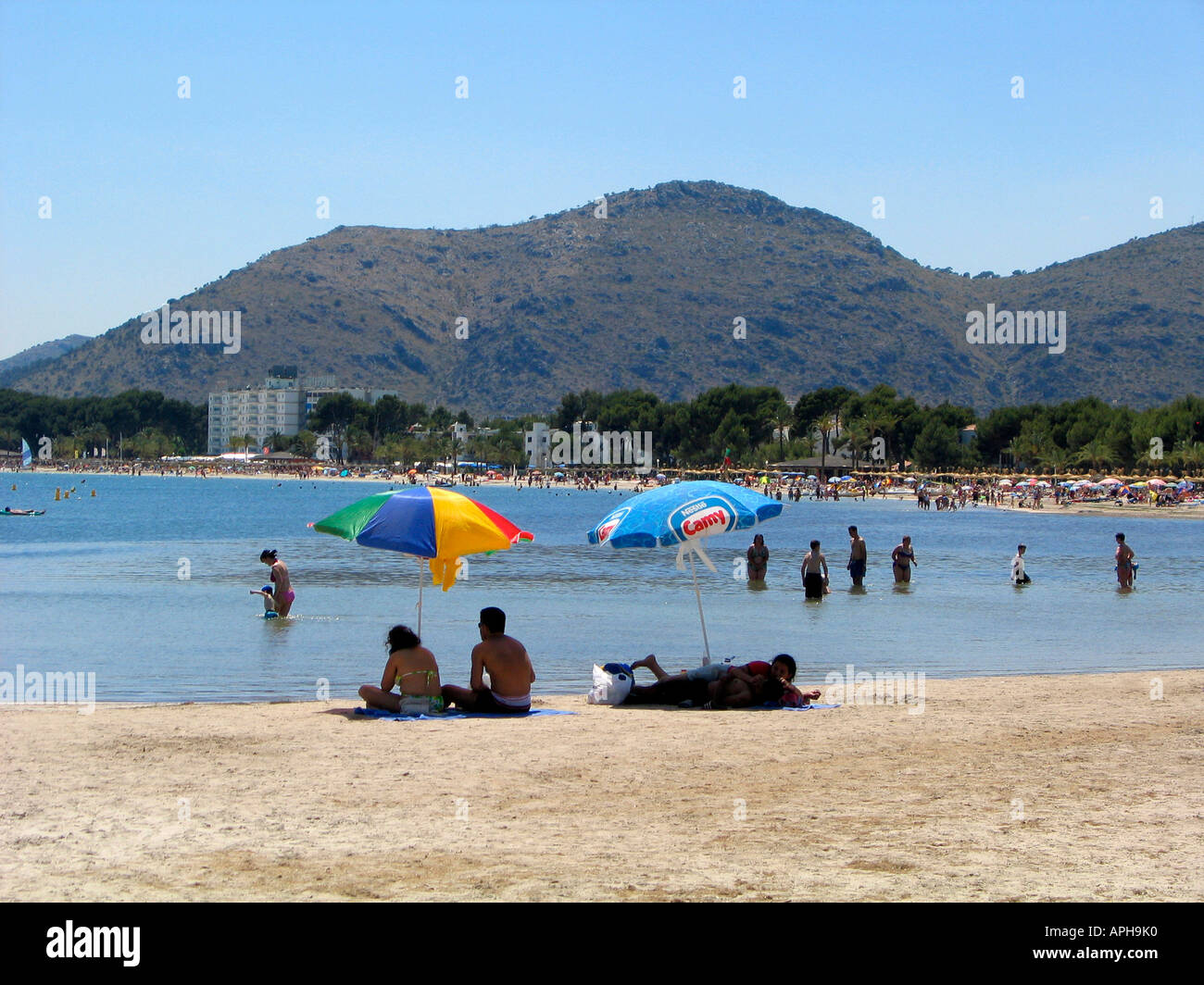 Les touristes profiter du soleil espagnol de Platja d''Alcúdia plage à Alcudia Mallorca island Espagne Banque D'Images