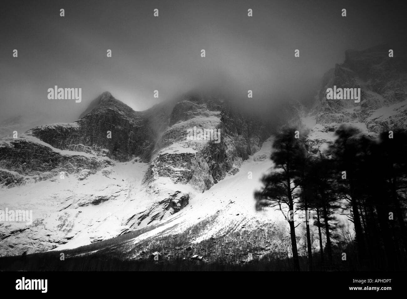 Tempête sur le Troll Mur et Trolltindane dans la vallée de Romsdalen, Møre og Romsdal (Norvège). Banque D'Images