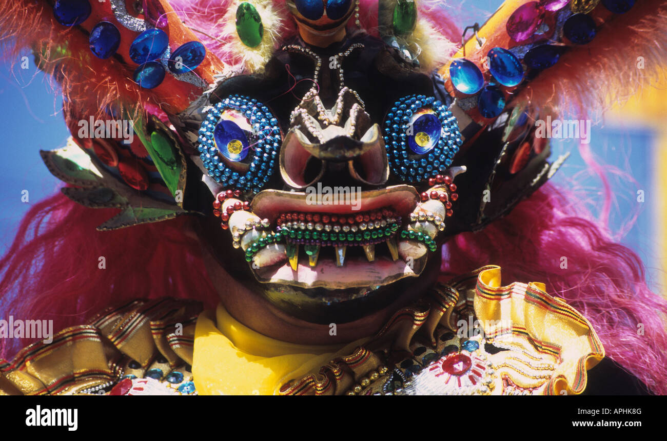 Gros plan portrait d'une danseuse du diable masquée pendant la danse Diablada, festival Gran Poder, la Paz, Bolivie Banque D'Images