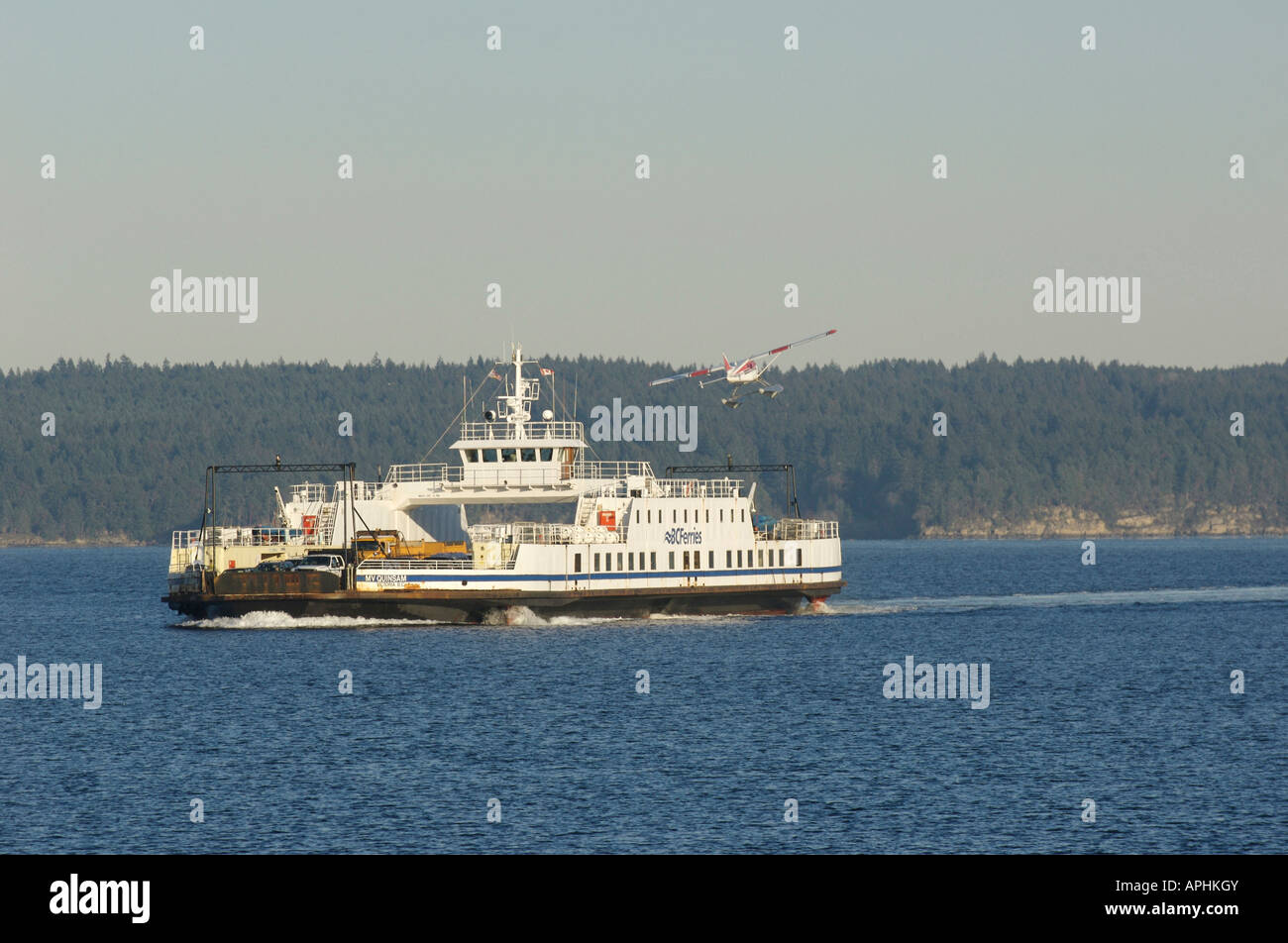 BC Ferries car ferry Quinsam MV avec flotteur plane taking off entre l'île Gabriola et Nanimo British Columbia Canada Banque D'Images