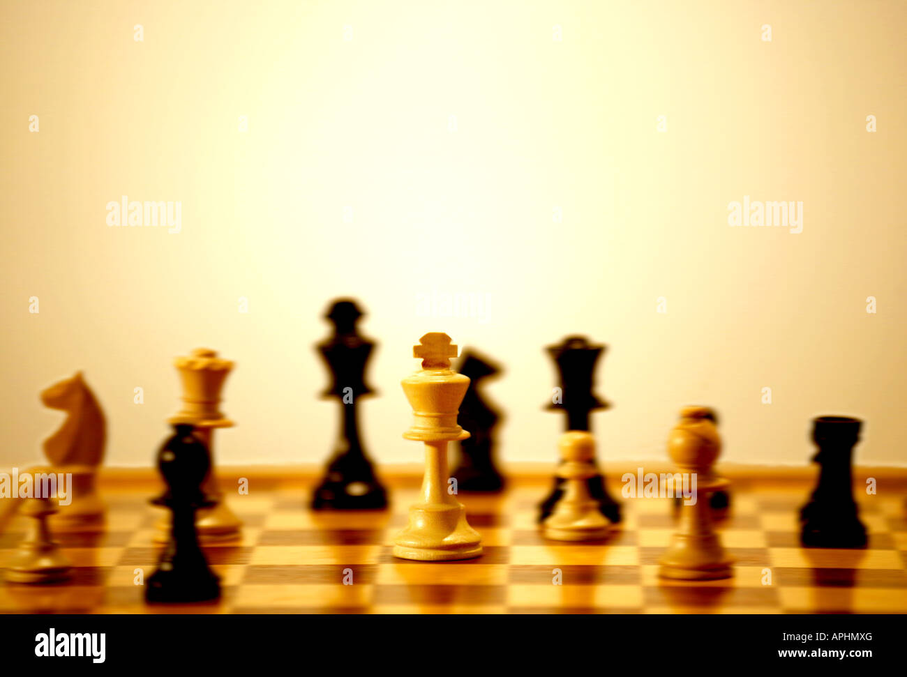 Conseil d'échecs échecs jeu concours blanc noir symbole d'affaires  stratégie concept background fun wood brown idée conceptuelle de l'objet  Photo Stock - Alamy