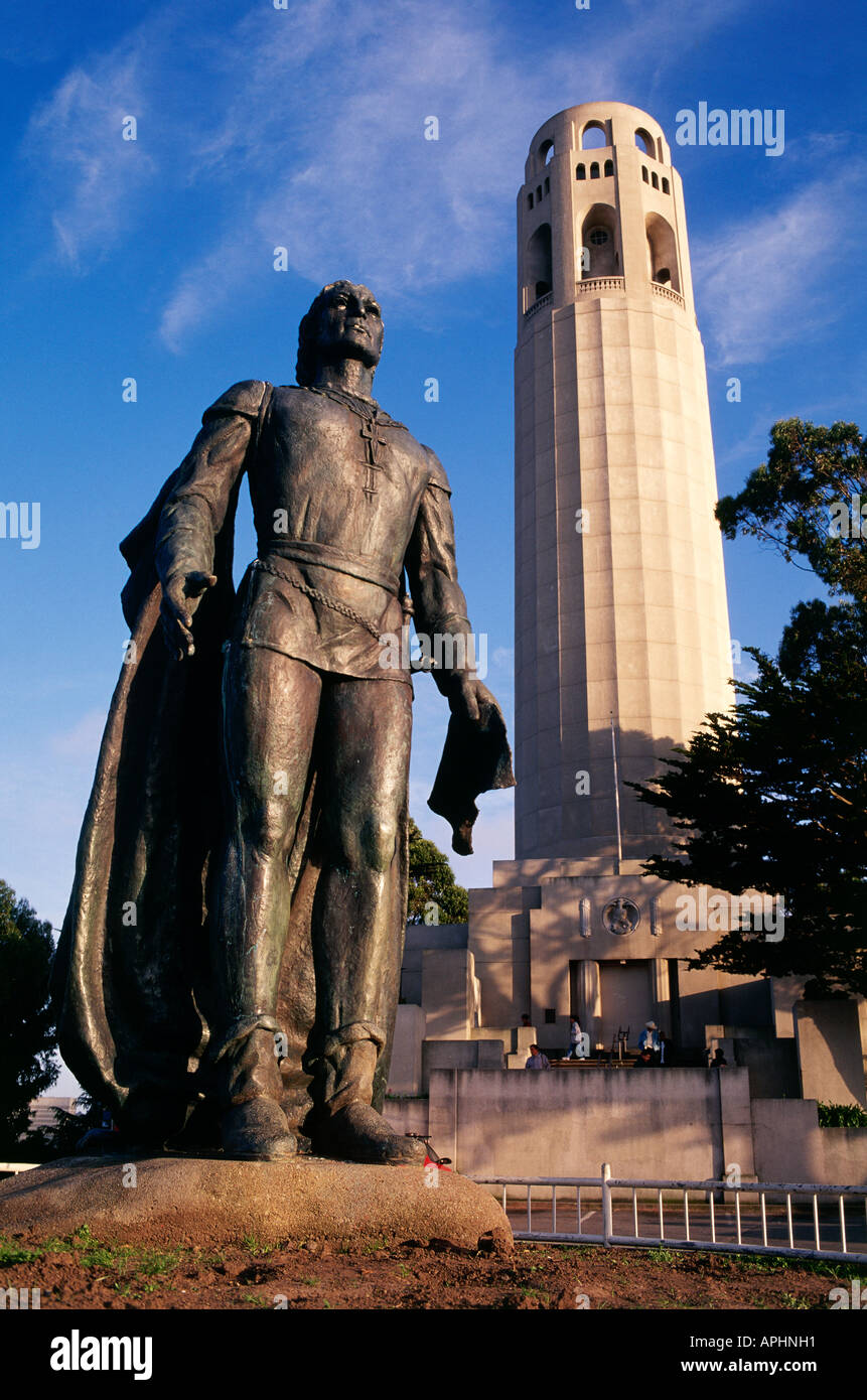 Une statue de bronze fixée avant l'entrée de la Coit Tower construite en 1933 par un legs de Mme Lillie Hitchcock Coit comme un mémorial au début de pompiers bénévoles situé en haut San Francisco s 275m de haut Telegraph Hill Banque D'Images