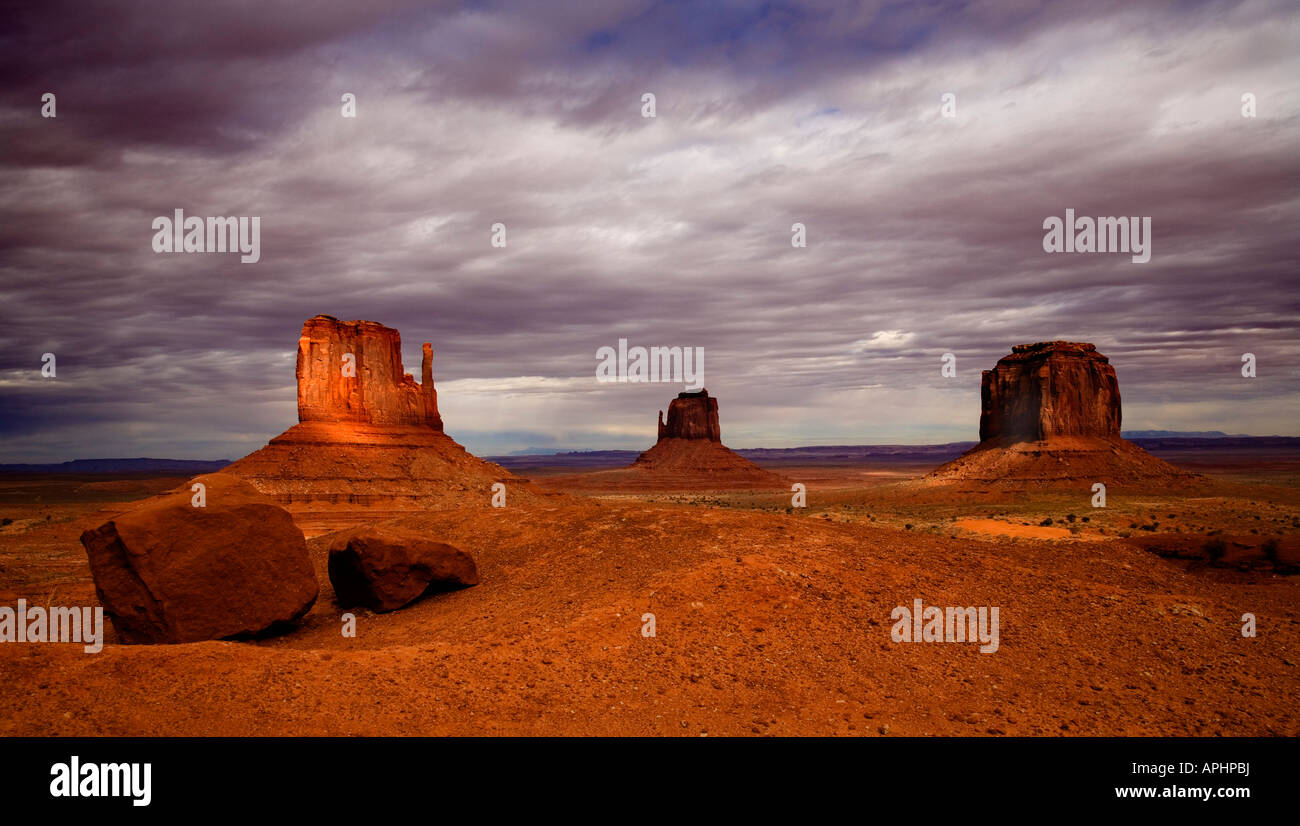 Rayon de soleil sur west Mitten Butte Monument Valley Le sud de l'Utah USA Banque D'Images