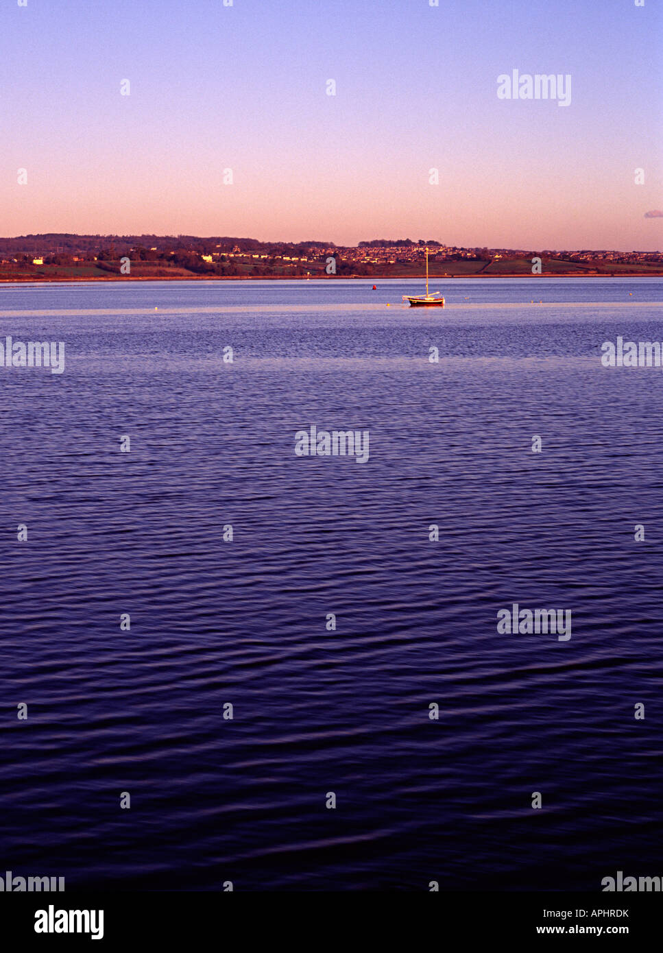 L'estuaire de Torbay pendant un coucher de soleil sur la mer bateaux dans port shot de la gare Banque D'Images