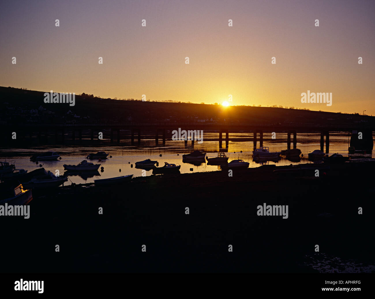 L'estuaire de Torbay pendant un coucher de soleil sur la mer bateaux dans port shot de la gare Banque D'Images