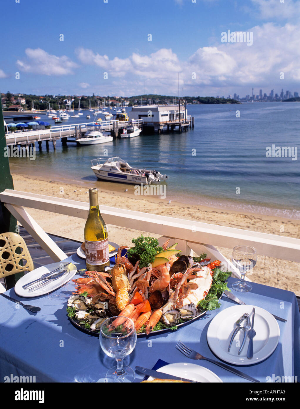 Plateau de fruits de mer une bouteille de vin à la mode à l'exécution de la famille Doyle s sur Plage Restaurant Watson Bay, New South Wales Australie Banque D'Images