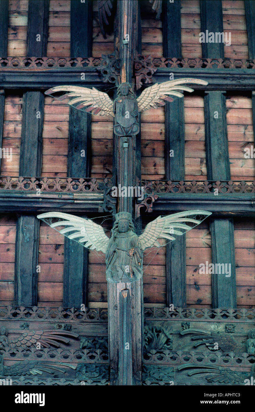 Détail d'une paire de bois couverte d'araignée angel ornements sur le faisceau du toit de l'église St Wendreda Cambridgeshire Angleterre Mars Banque D'Images