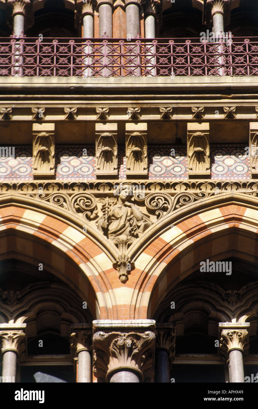 Détail de l'extérieur St Pancras Station bâtiment victorien construit en style gothique par William Henry Barlow 1864 1868 London England Banque D'Images