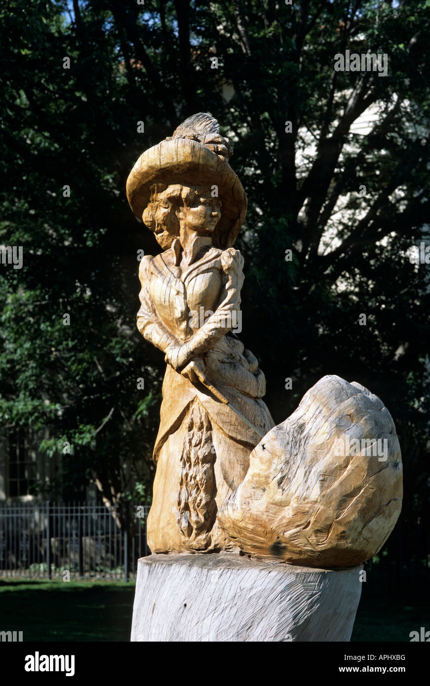 Dame victorienne de sculpture sur bois de l'arbre ENDOMMAGÉ PAR UNE TEMPÊTE À ST. PAUL, Minnesota. Banque D'Images