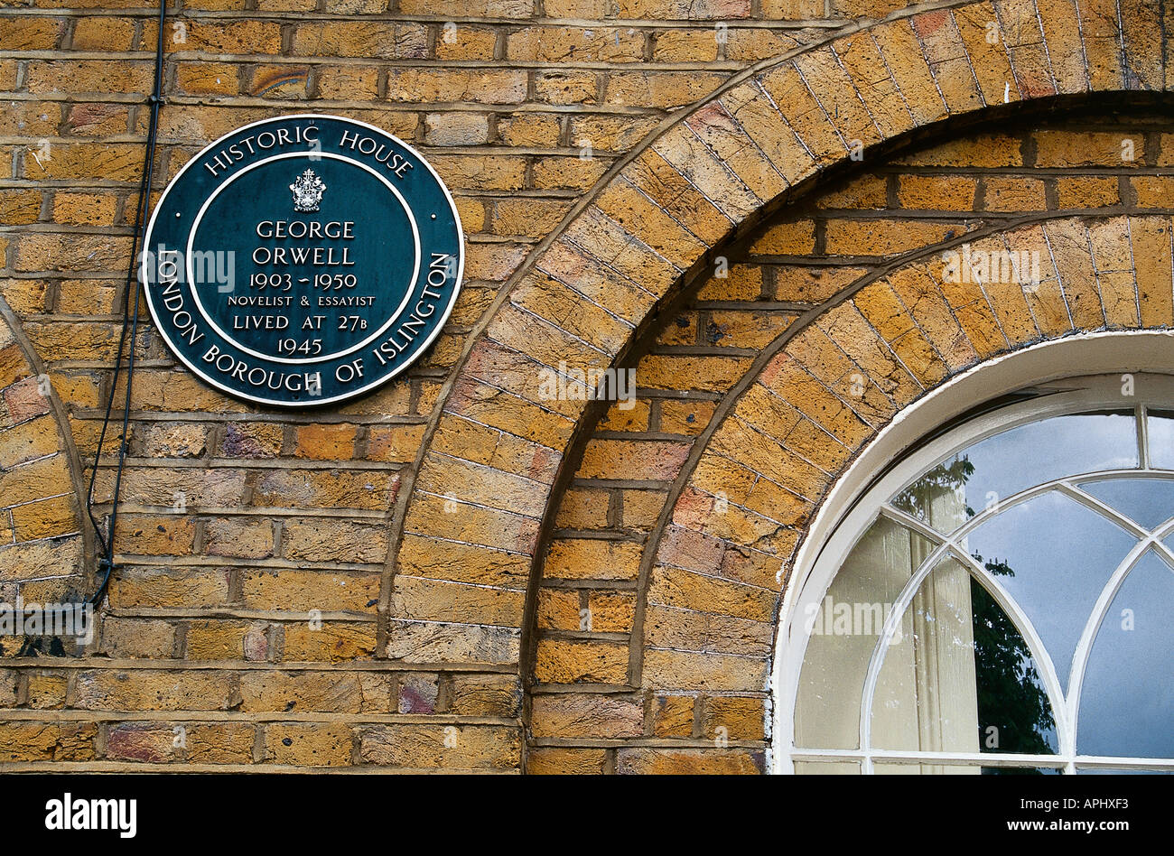 Numéro de plaque à 27 b Canonbury Square Islington Londres Angleterre Ancienne maison de l'écrivain George Orwell 1903 1950 Banque D'Images