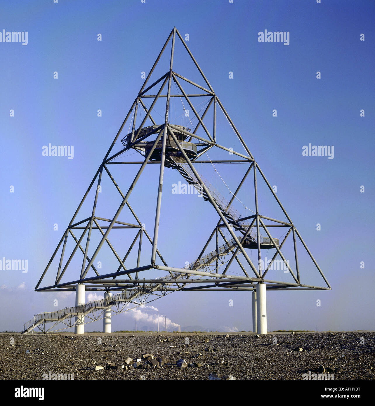 Géographie / billet, l'Allemagne, en Rhénanie du Nord-Westphalie, Bottrop, monuments, Halde Beckstrasse, tour, en forme de projet, tétraèdre Banque D'Images