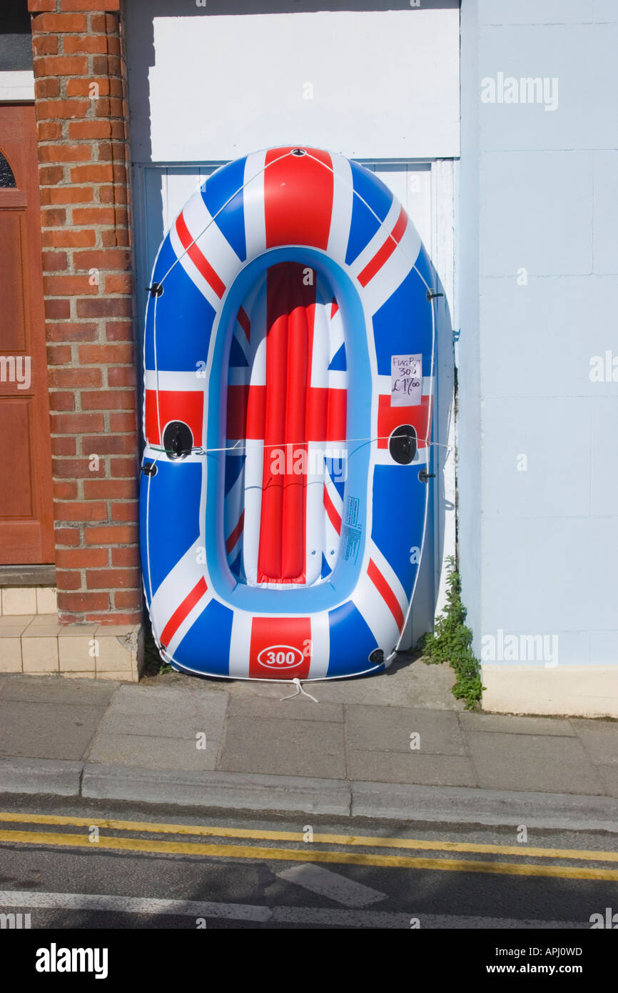 Un bateau pneumatique sur l'affichage à l'extérieur d'un magasin à Pembrokeshire Banque D'Images