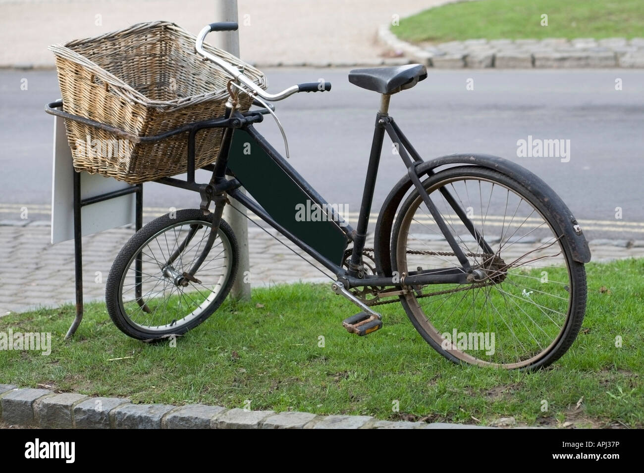 Un vieux vélo en bord de la route Banque D'Images