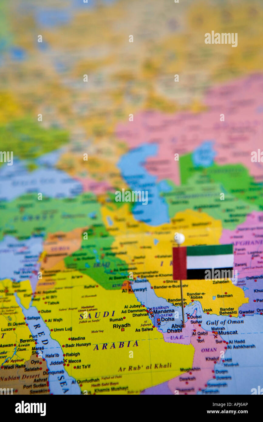 L'axe du drapeau placé sur la carte du monde dans la capitale des Emirats Arabes Unis Abu Dhabi Banque D'Images
