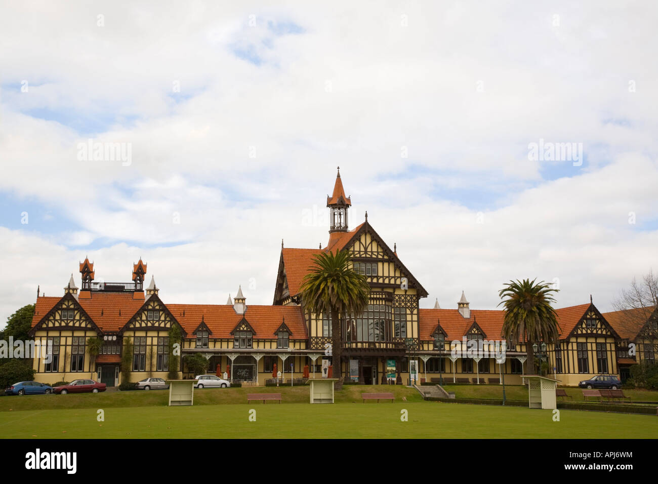 Rotorua Nouvelle Zélande du nord de l'île de musée d'art et d'histoire en 1908 bâtiment tudor néo Jardins du gouvernement Banque D'Images