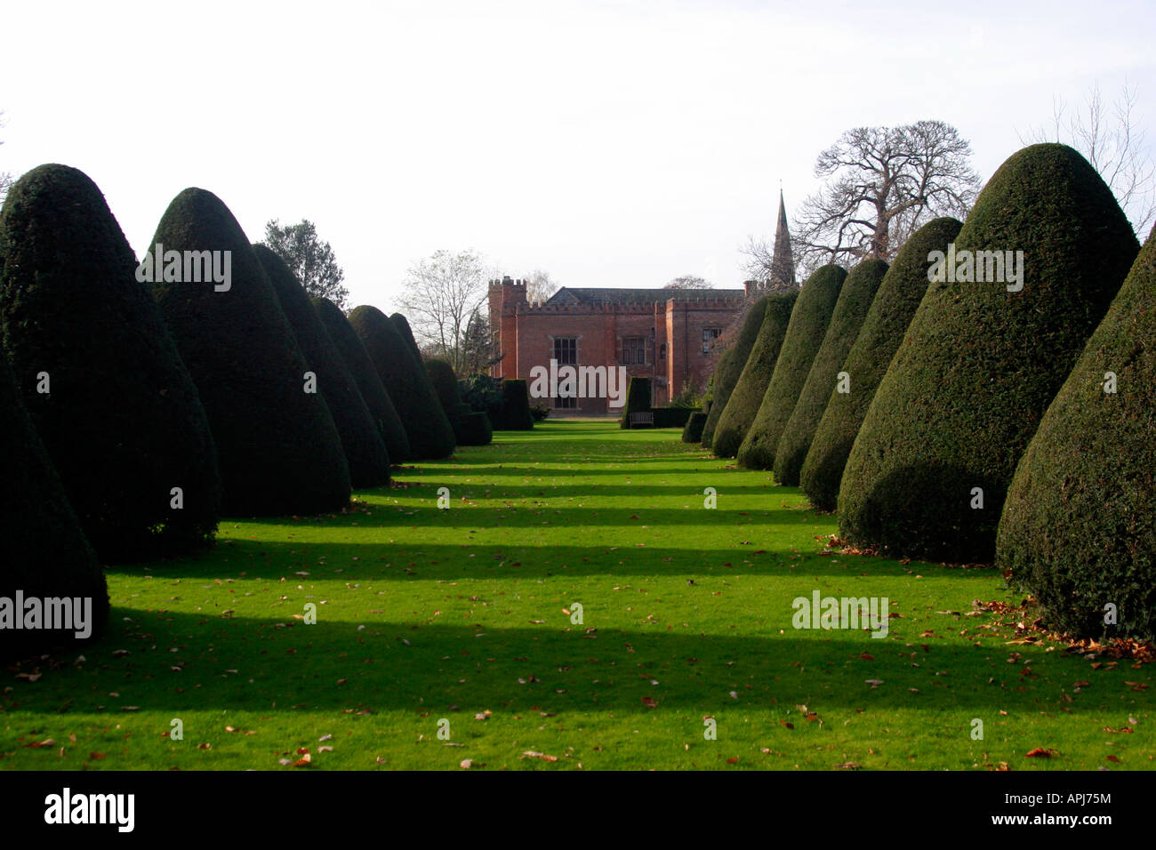 Gardensof formelle Holme Pierrepont Hall, Nottingham, Royaume-Uni. Construit en 1500, probablement la première maison en briques dans le Nottinghamshire Banque D'Images