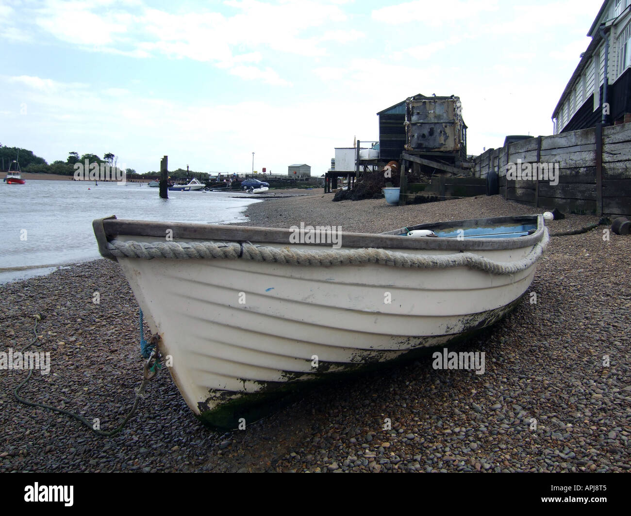 Felixstowe Ferry boats sur la plage de galets Banque D'Images