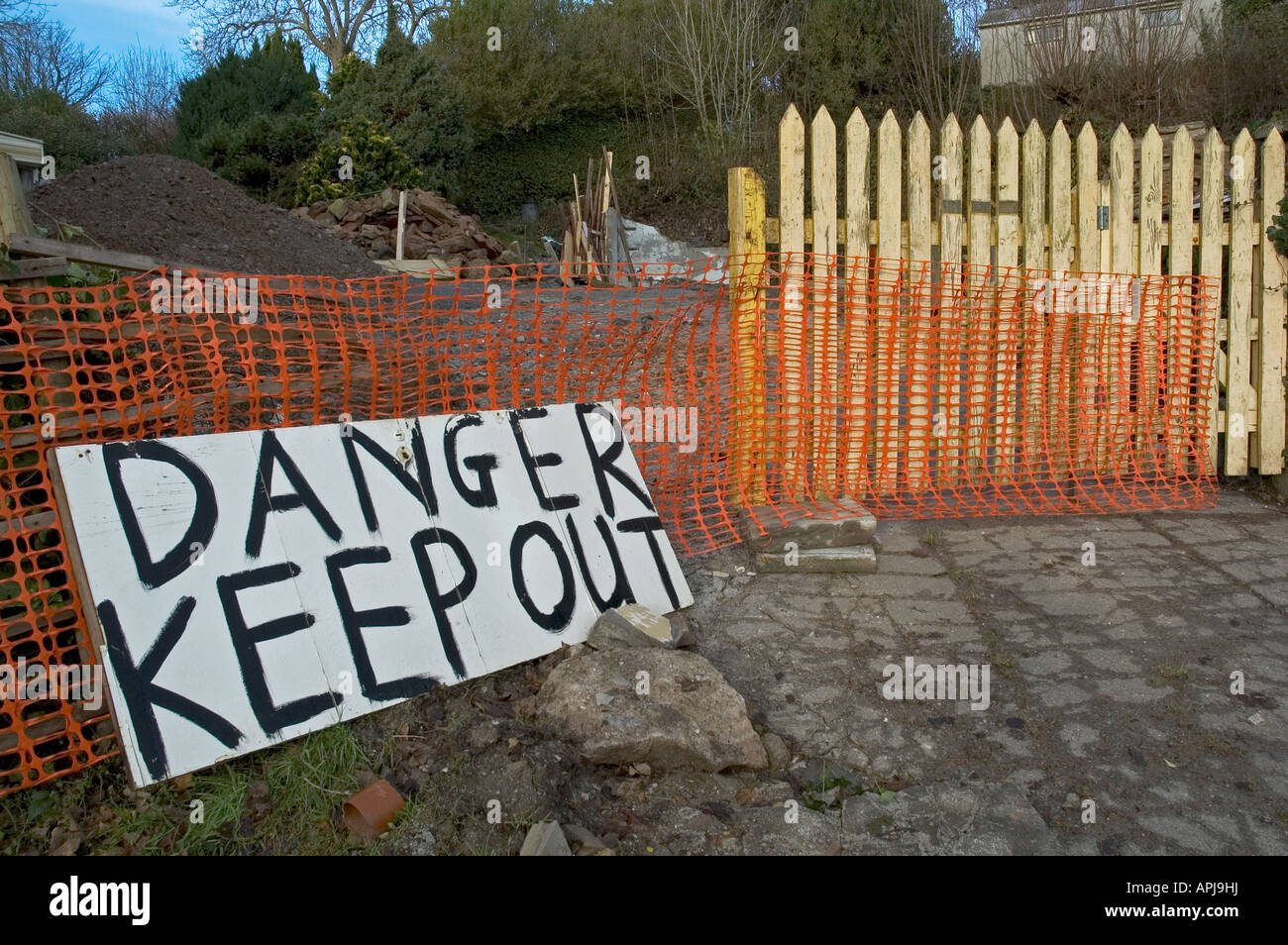 Un danger 'garder' affiche à l'extérieur d'un petit site de construction Banque D'Images