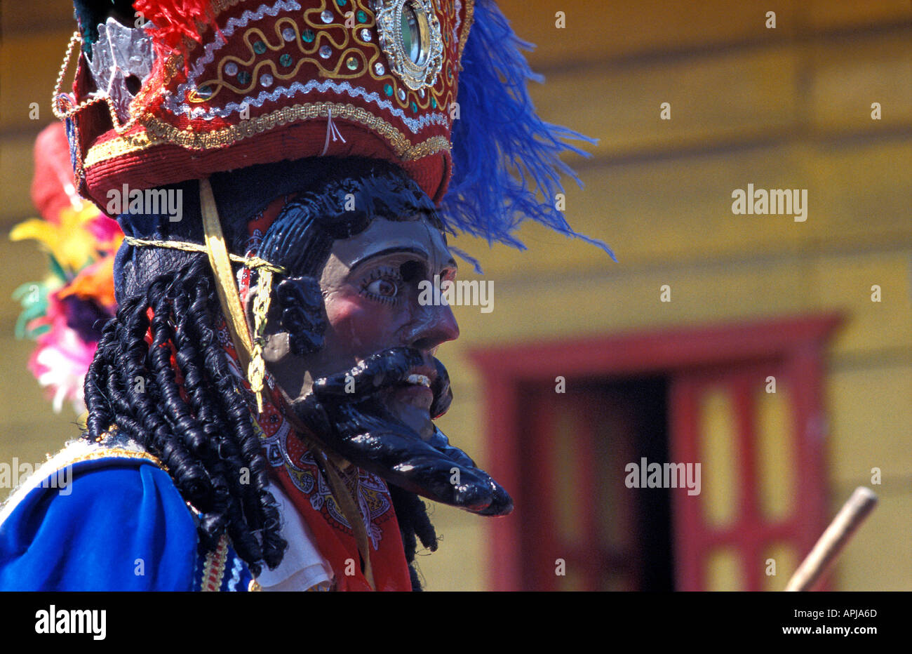 Danseur masqué à l'accord d'Esquipulas célébrations dans San Sebastian Retalhuleu Guatemala effectuant la danse des Conquérants Banque D'Images