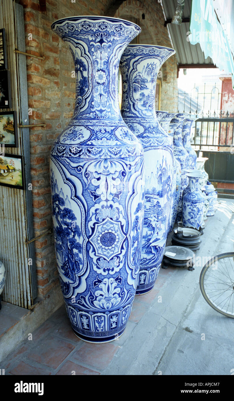 Grand temple glacé à urnes, le marché de la céramique Bat Trang village potier, Hanoi, Viet Nam Banque D'Images