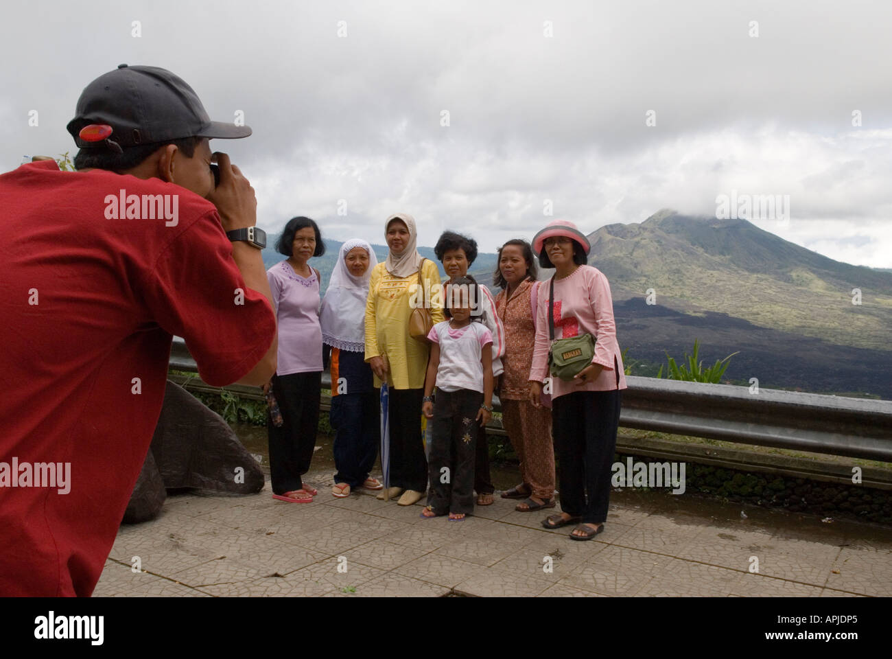 Mont Batur - Gunung Batur - Kintamani village, est un volcan actif.Groupe touristique photographié par leur guide .2006 2000s Île de Bali Ind Banque D'Images