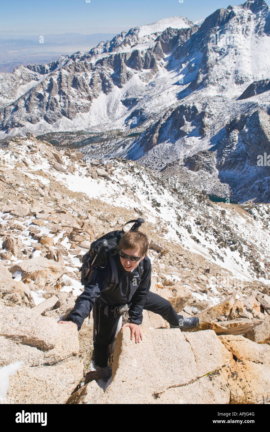 Female hiker monte sur la crête des rochers du sud du mont Gould (13005ft - 3964m), l'Est de la Sierra Nevada, en Californie Banque D'Images