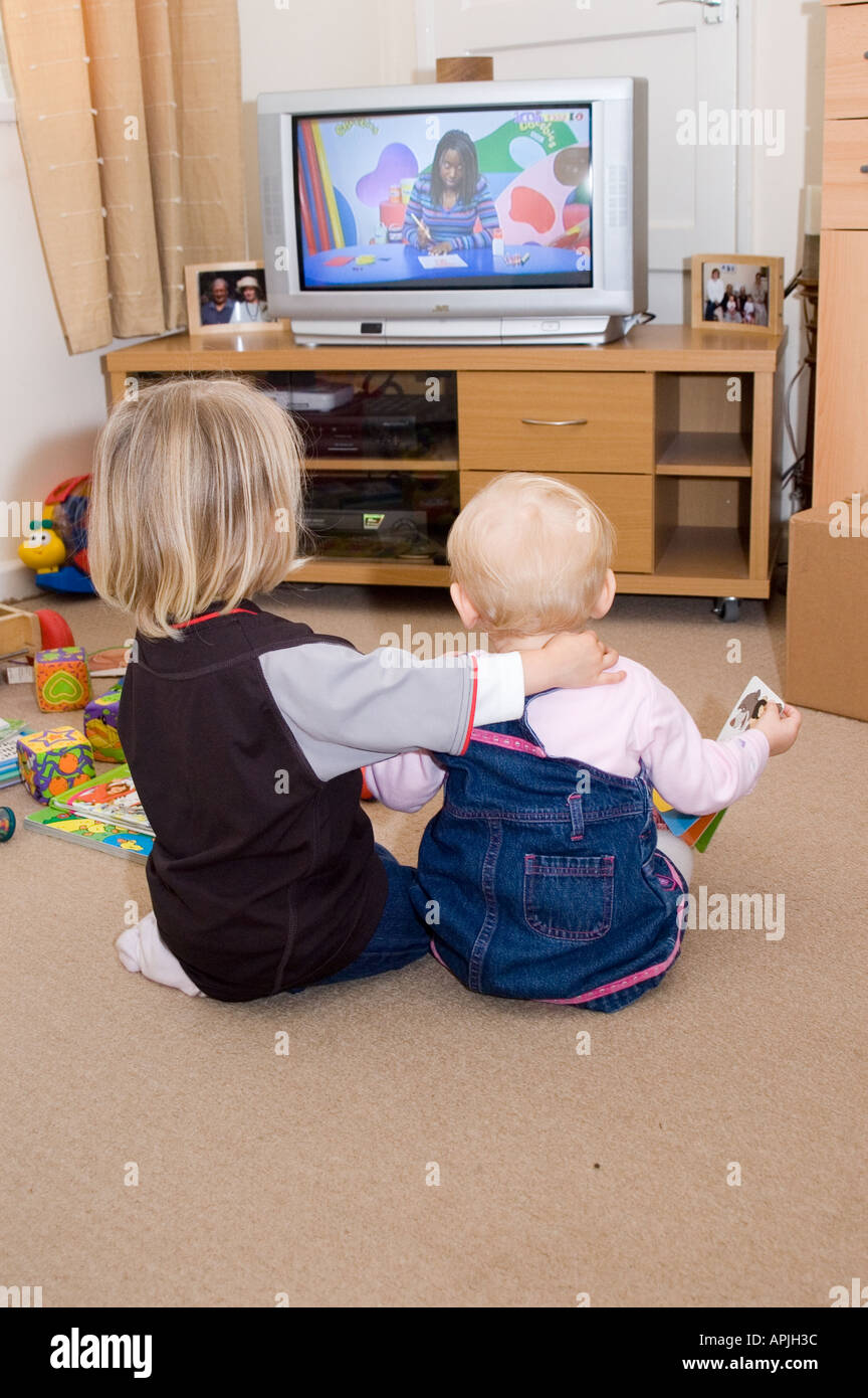 Enfant Et Bebe Regarder Children S Tv Photo Stock Alamy