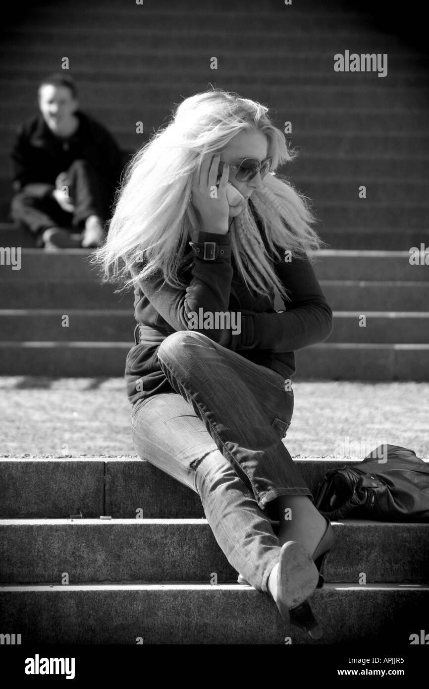 Girl on suit sur son téléphone à Gamla Stan Stockholm Suède Banque D'Images