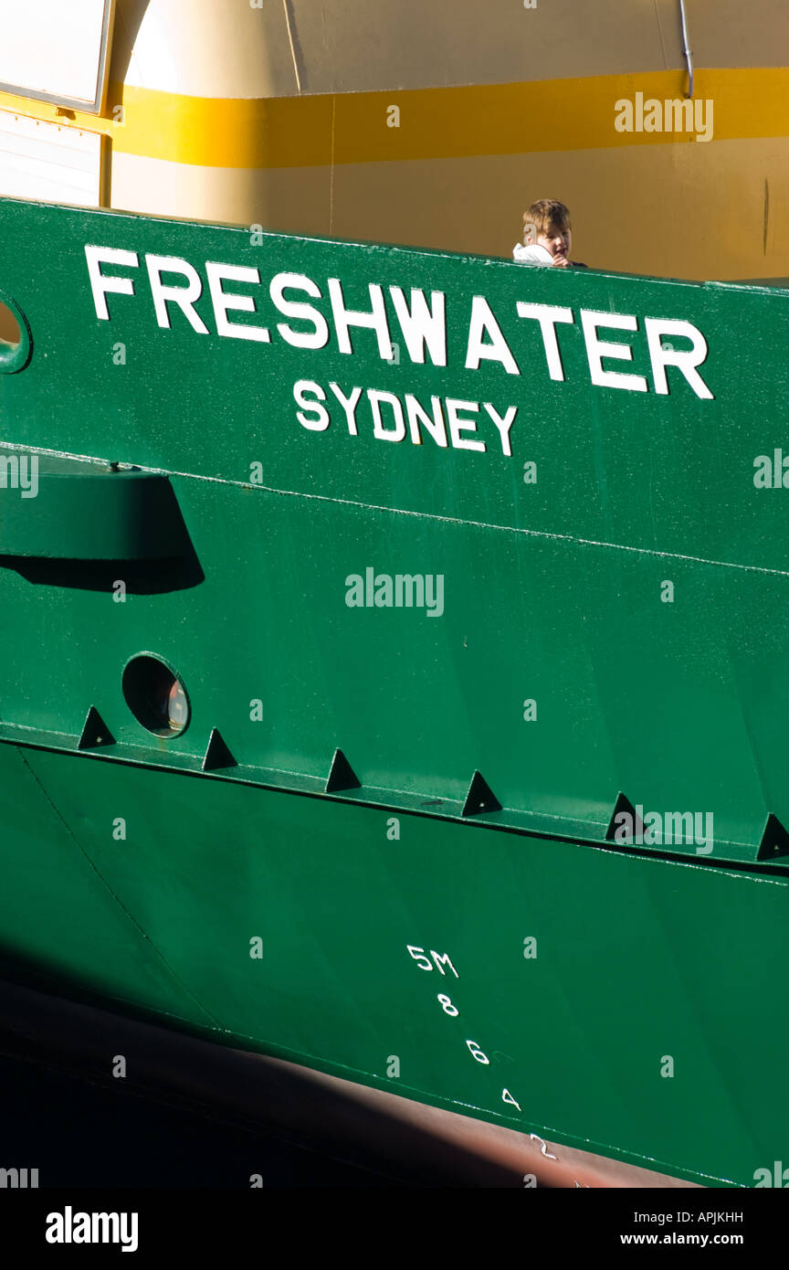 L'eau douce, un des fameux ferries à Manly, à Circular Quay, Sydney's ferry terminus principal sur le port de Sydney. Banque D'Images