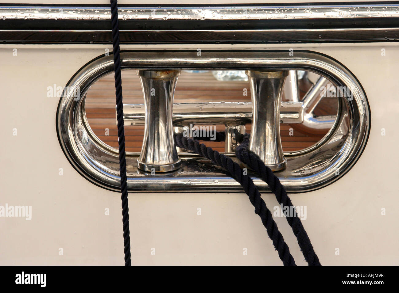Guide-câble en acier inoxydable avec roulettes à l'hôtel Collins Stewart London Exposition de bateaux Excel Londres Banque D'Images