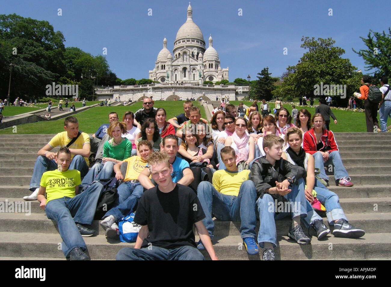 Un groupe d'étudiants posant pour la caméra devant le Sacré coeur Paris Banque D'Images
