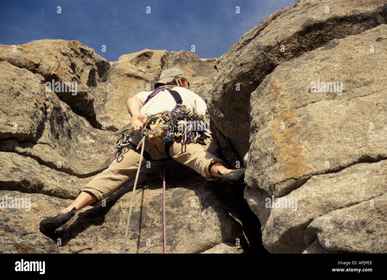 New York City of Rocks male climber atteint pour l'approche de la craie tout en haut d'un rocher Banque D'Images