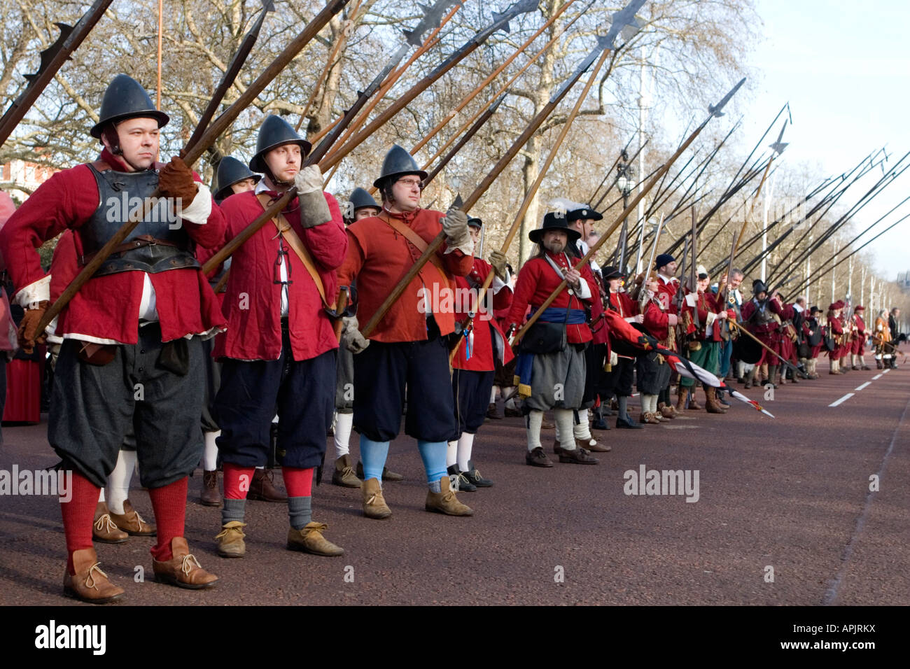 Les membres de la guerre civile anglaise de la société dans l'armée du roi de Whitehall, Londres défilé annuel Banque D'Images