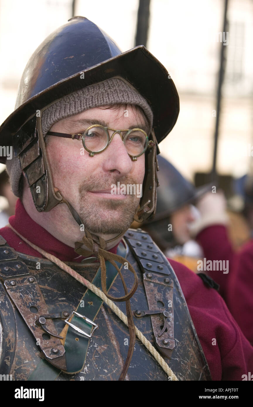 Les membres de la guerre civile anglaise de la société dans l'armée du roi de Whitehall, Londres défilé annuel Banque D'Images