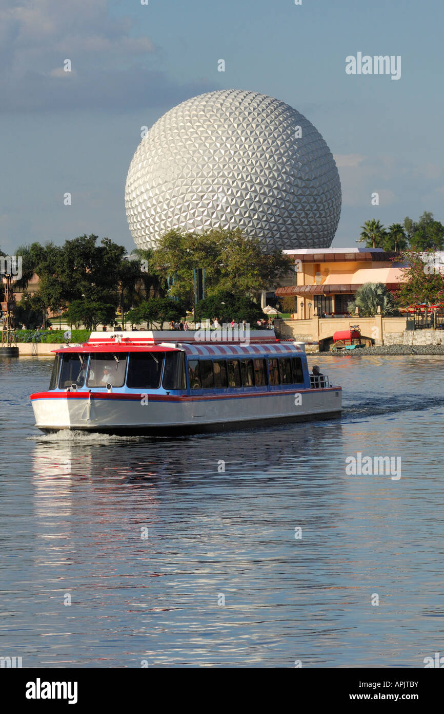 Ferry avec vaisseau spatial Terre dans l'arrière-plan à Epcot Disney World Florida USA Banque D'Images