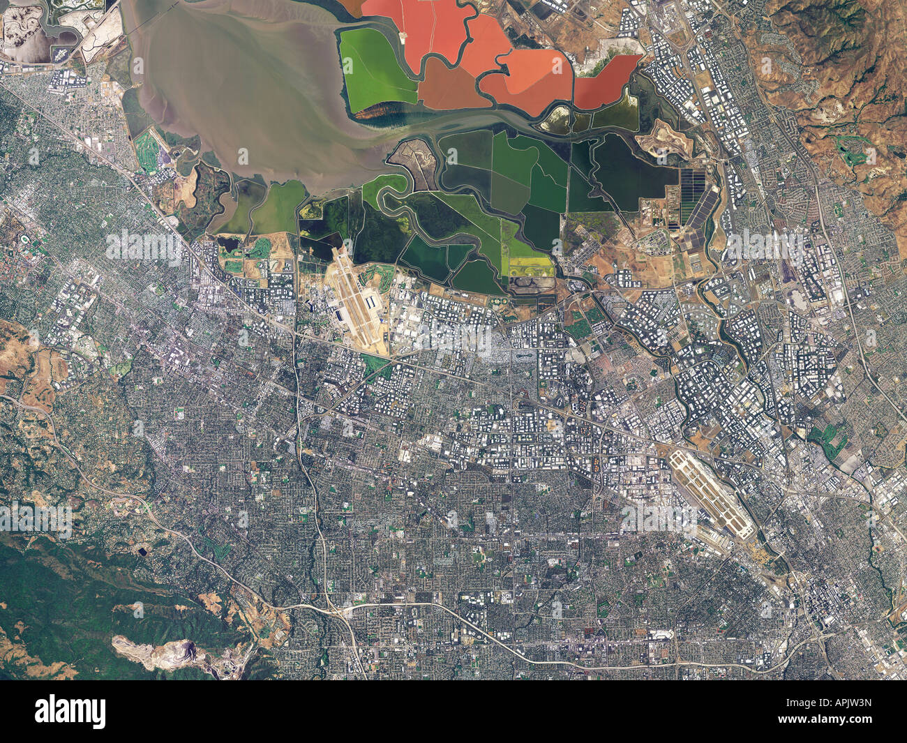 Carte aérienne au-dessus de la Silicon Valley, comté de Santa Clara en Californie San Francisco Bay Salt Ponds Moffett Field les aéroports de San Jose Banque D'Images