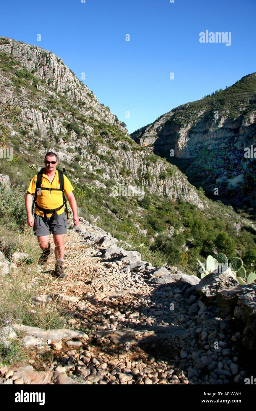 En ordre décroissant randonneur sur un sentier mozarabe en Espagne Banque D'Images