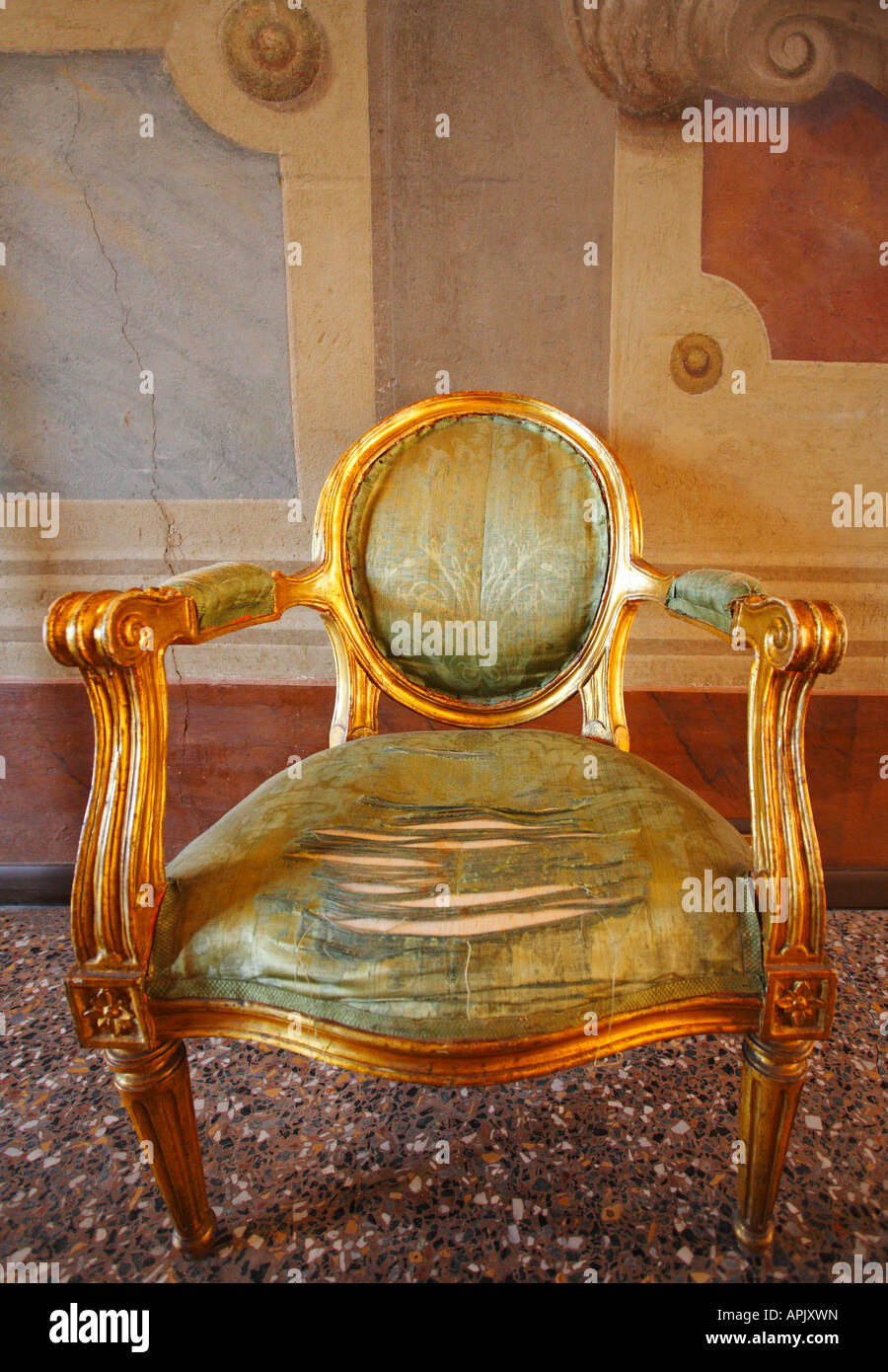 Chaise antique Banque de photographies et d'images à haute résolution -  Alamy